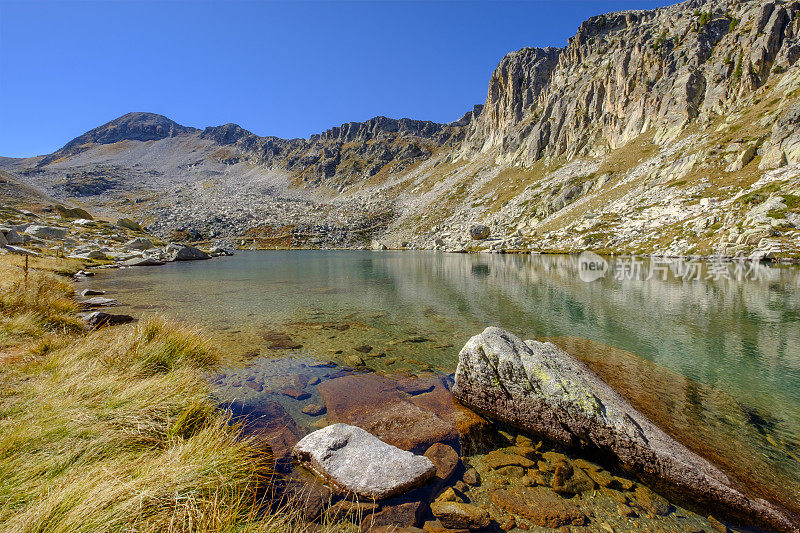 “Laghi di Fremamorta”小径，这是海洋阿尔卑斯自然公园中的一系列小湖泊。意大利北部山麓,